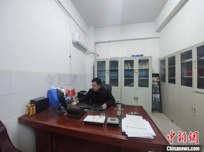 11月26日晚，戚城中学校长王永仍在办公室忙碌。