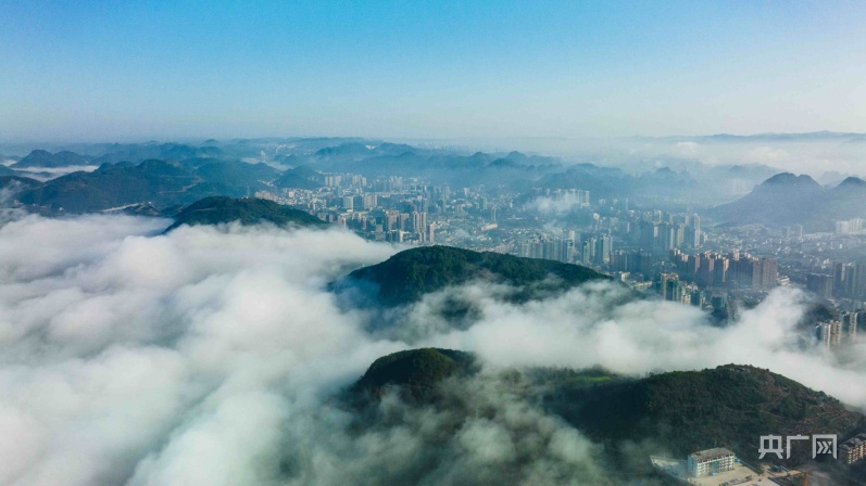 铜仁市万山区平流雾景观(央广网发 杨雄 摄)