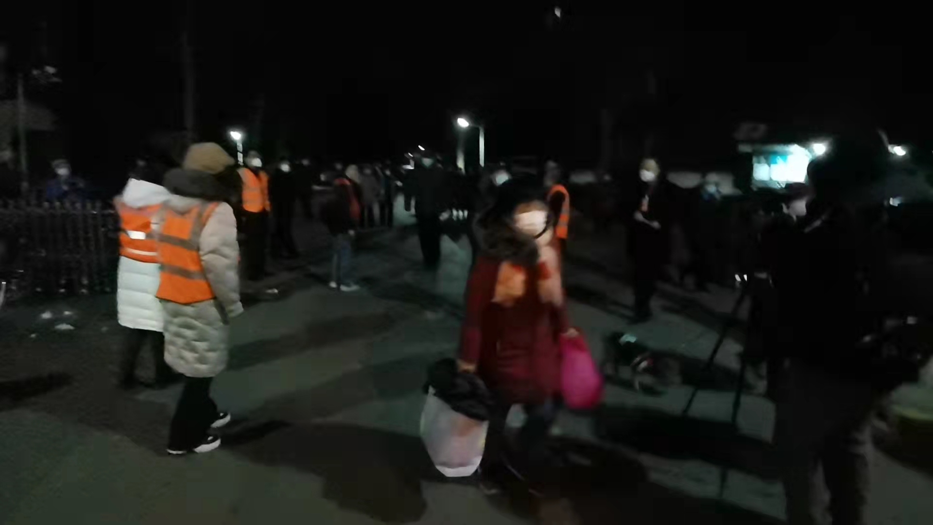 社区安排专人在办公室里接听电话,解释政策,安抚居民.