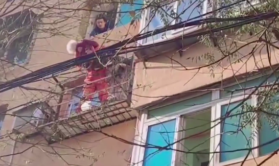 老人坠楼倒挂窗台,“95后”女孩搂住她半个多小时没松手...休闲区蓝鸢梦想 - Www.slyday.coM 老人坠楼倒挂窗台,“95后”女孩搂住她半个多小时没松手...休闲区蓝鸢梦想 - Www.slyday.coM