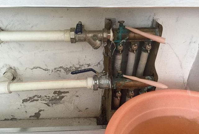 明确了具体排气阀的位置,咱们分开来给大家解释:1,暖气公共立管回水