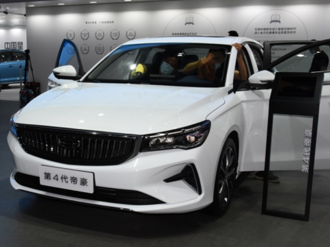 谁才是懂你的国产家轿？帝豪对比荣威i5