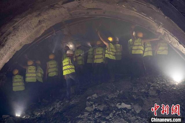 图为滇藏铁路丽江至香格里拉段哈巴雪山隧道建设现场。 龚建强 摄