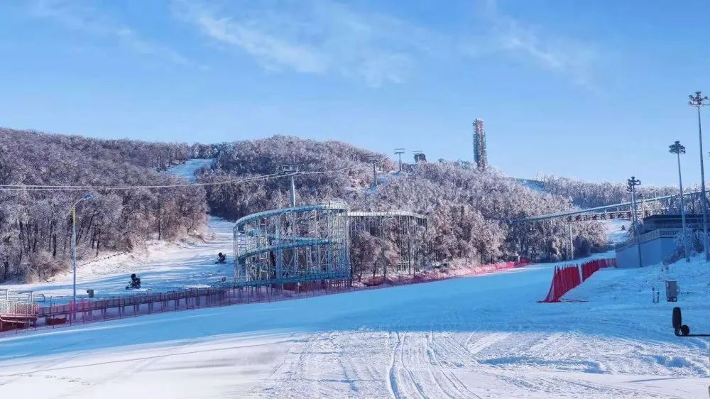 正文           长春莲花山世茂滑雪场夜场滑雪   于11月23日正式开放