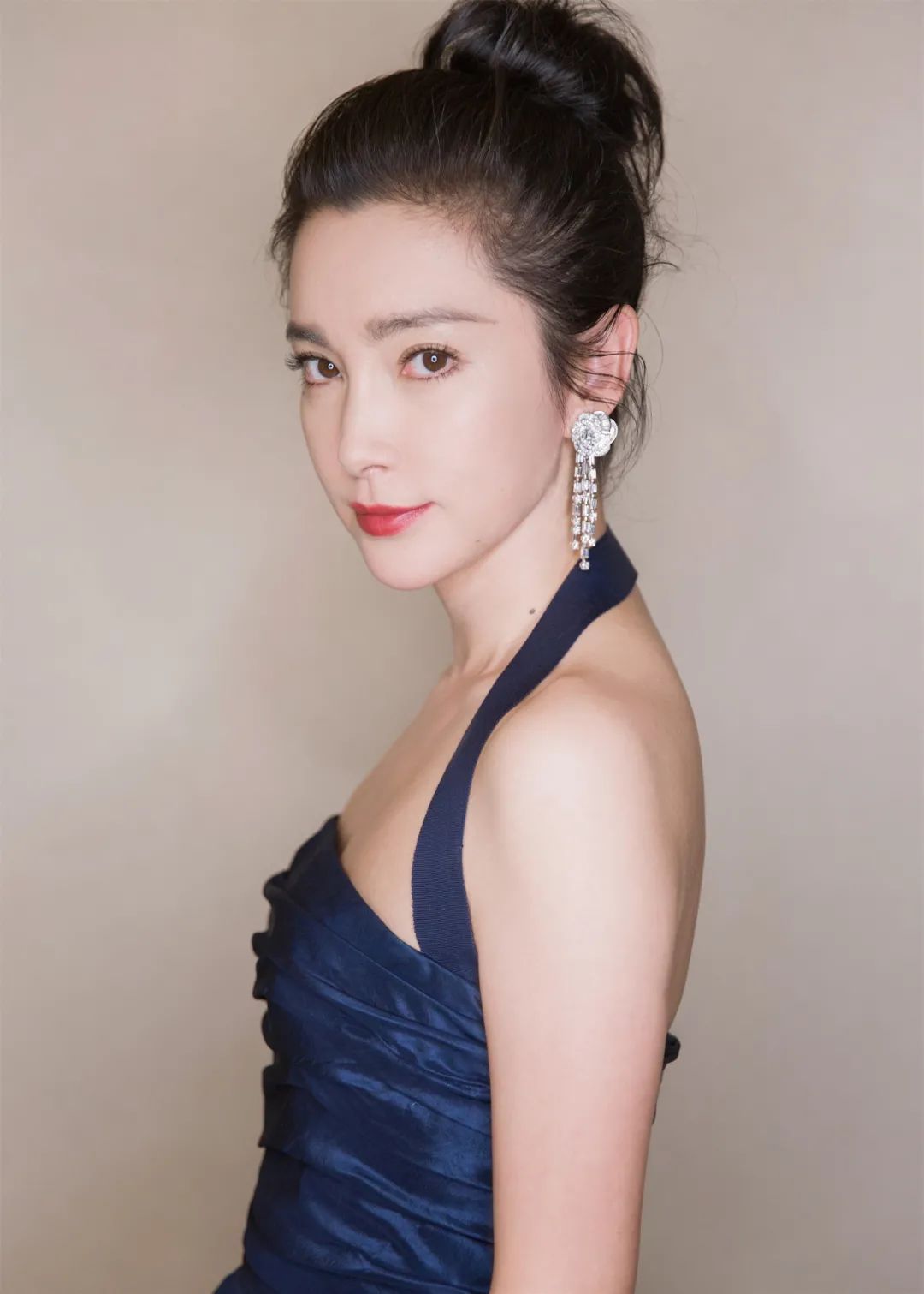 这9位明星堪称“角度美人”，正脸美如画，侧脸虐成渣