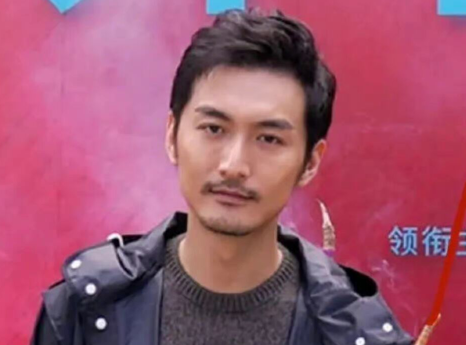 影视剧越来越离谱了！李小冉穿低领衣被打码，段奕宏吸烟被P掉烟