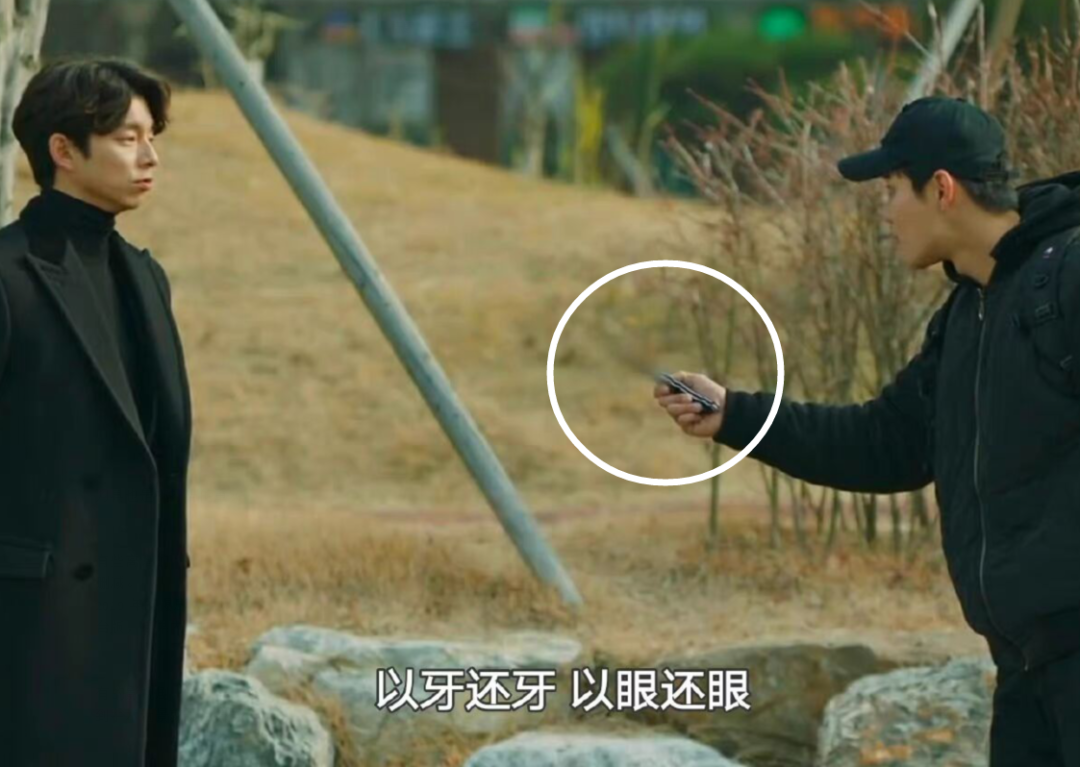 影视剧越来越离谱了！李小冉穿低领衣被打码，段奕宏吸烟被P掉烟
