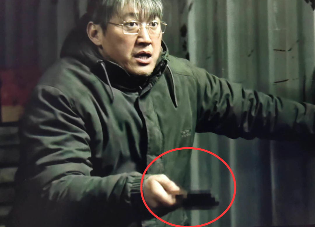 影视剧越来越离谱了！李小冉穿低领衣被打码，段奕宏吸烟被P掉烟