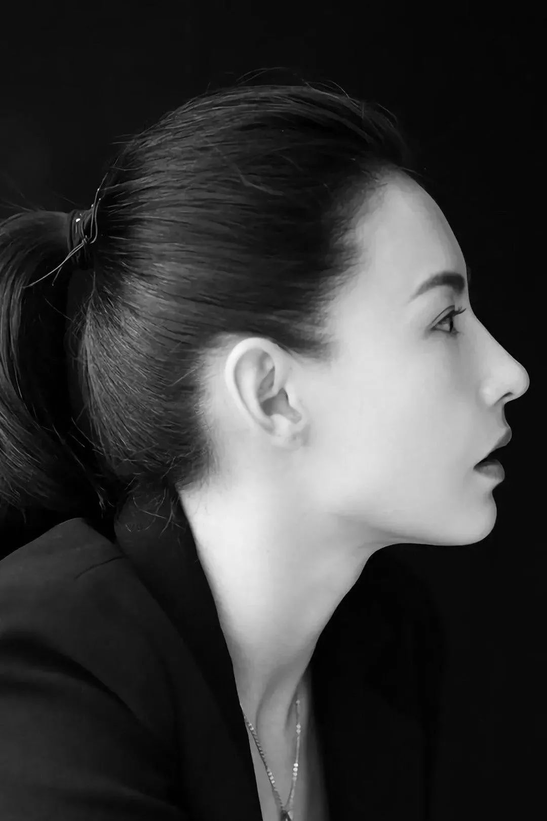 这9位明星堪称“角度美人”，正脸美如画，侧脸虐成渣