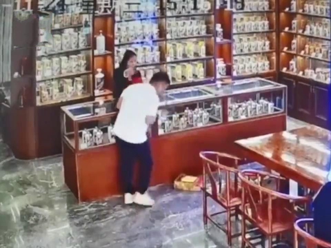 深圳一男子到店里买酒，意外打碎一瓶2015年的茅台，众人反应亮了