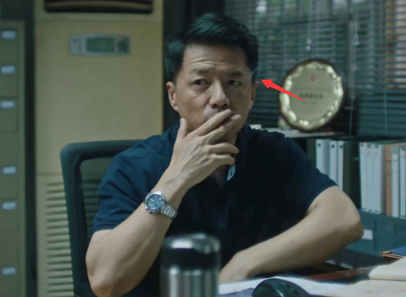 影视剧越来越离谱了！李小冉穿低领衣被打码，段奕宏吸烟被P掉烟