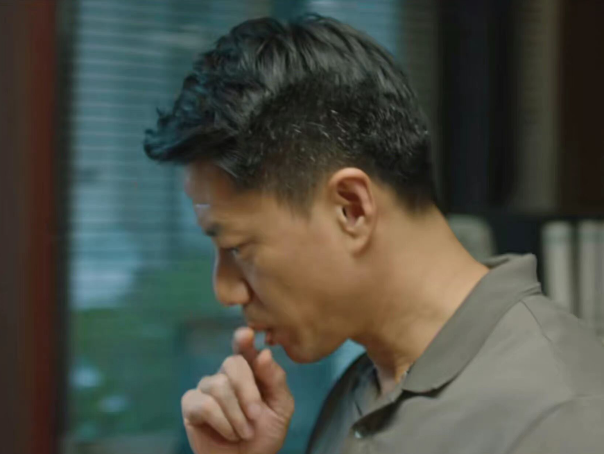 影视剧越来越离谱了！李小冉穿低领衣被打码，段奕宏吸烟被P掉烟