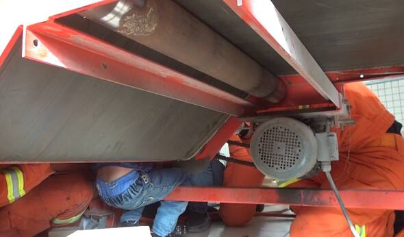 威海:男孩好奇快递分拣 一不小心手被卡进传送带休闲区蓝鸢梦想 - Www.slyday.coM 威海:男孩好奇快递分拣 一不小心手被卡进传送带休闲区蓝鸢梦想 - Www.slyday.coM