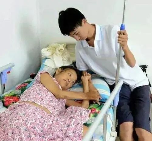 “母亲瘫痪,父亲精神分裂,我靠捡破烂考上清华。”休闲区蓝鸢梦想 - Www.slyday.coM “母亲瘫痪,父亲精神分裂,我靠捡破烂考上清华。”休闲区蓝鸢梦想 - Www.slyday.coM