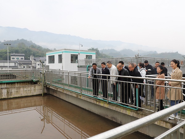 受邀嘉宾走访重庆市万州区分水镇三正污水处理厂,了解污水处理流程及设备运行情况。