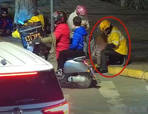 浙江外卖小哥送单超时,交警为他霸气回应!原因太暖了休闲区蓝鸢梦想 - Www.slyday.coM 浙江外卖小哥送单超时,交警为他霸气回应!原因太暖了休闲区蓝鸢梦想 - Www.slyday.coM