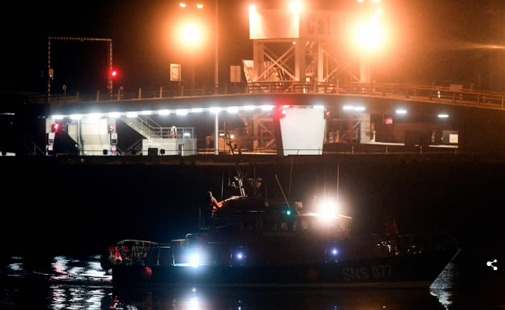 法国海上救援船载着在加来打捞上来的难民尸体 图源英媒