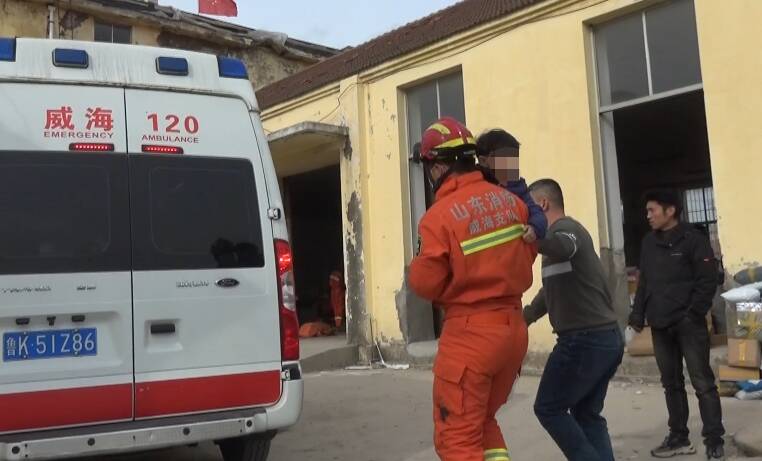 威海:男孩好奇快递分拣 一不小心手被卡进传送带休闲区蓝鸢梦想 - Www.slyday.coM 威海:男孩好奇快递分拣 一不小心手被卡进传送带休闲区蓝鸢梦想 - Www.slyday.coM