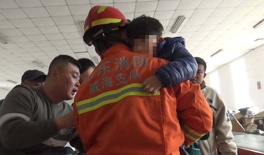 威海:男孩好奇快递分拣 一不小心手被卡进传送带休闲区蓝鸢梦想 - Www.slyday.coM 威海:男孩好奇快递分拣 一不小心手被卡进传送带休闲区蓝鸢梦想 - Www.slyday.coM