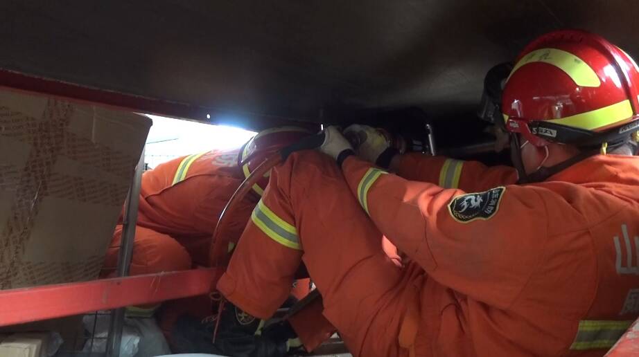 威海:男孩好奇快递分拣 一不小心手被卡进传送带休闲区蓝鸢梦想 - Www.slyday.coM 威海:男孩好奇快递分拣 一不小心手被卡进传送带休闲区蓝鸢梦想 - Www.slyday.coM