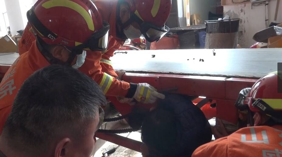 威海:男孩好奇快递分拣 一不小心手被卡进传送带休闲区蓝鸢梦想 - Www.slyday.coM 威海:男孩好奇快递分拣 一不小心手被卡进传送带休闲区蓝鸢梦想 - Www.slyday.coM