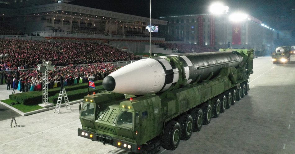 朝鲜展示的新型洲际导弹，其发射车尺寸比“火星-15”导弹发射车大。