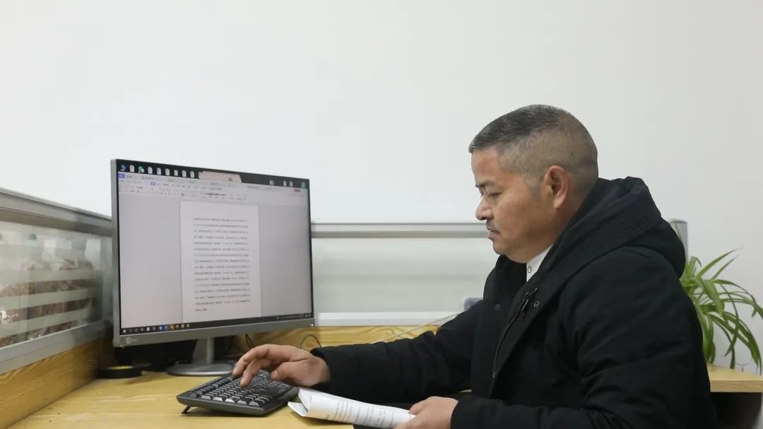 杨向华学习使用电脑 刘童 摄