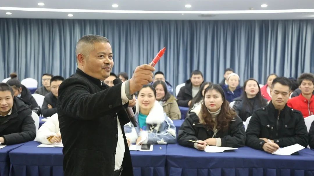 杨向华正在为电商学员做培训 刘童 摄