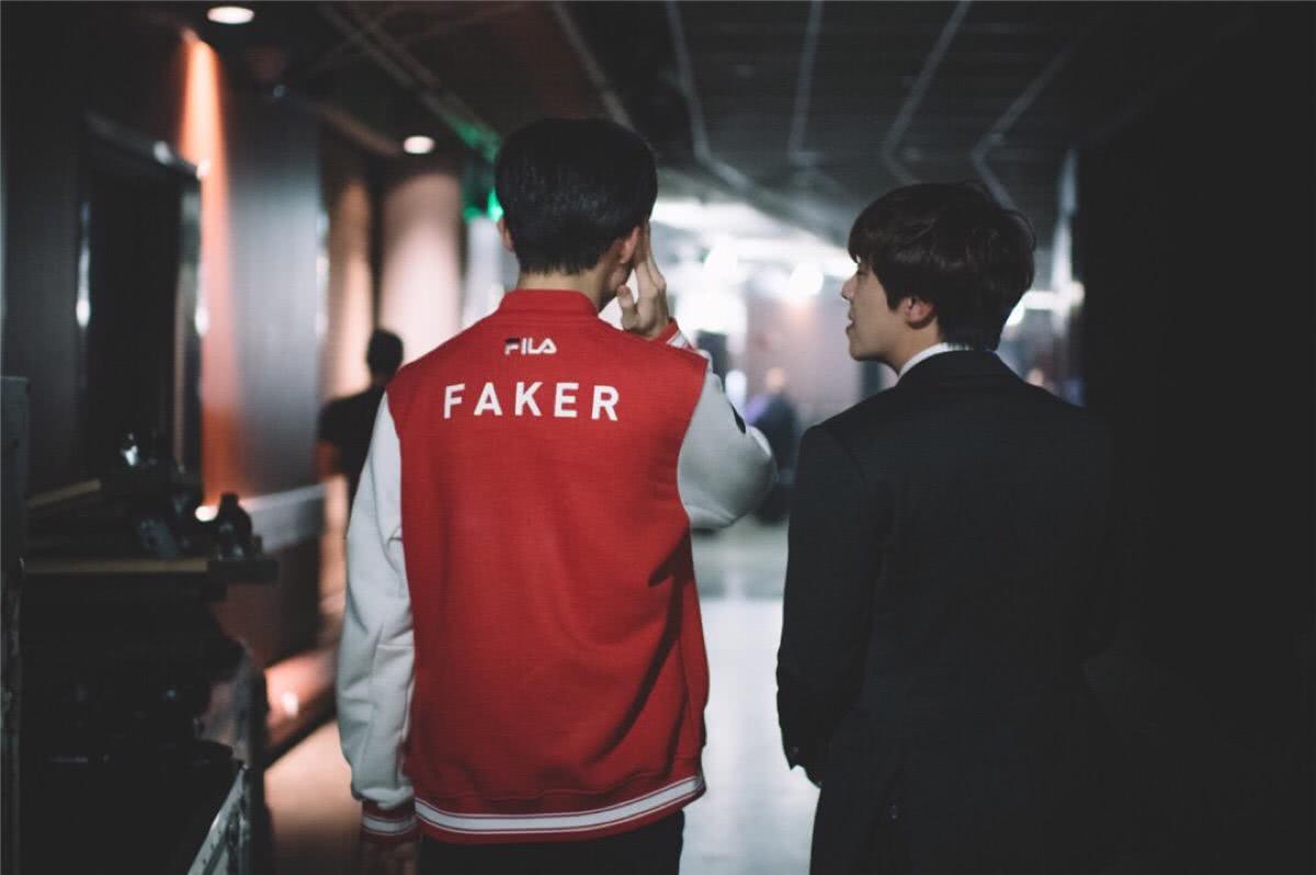 faker回头哭壁纸,faker回头看奖杯壁纸 t1老板自爆和faker续约很艰难教练听李哥意见s12只换了上单