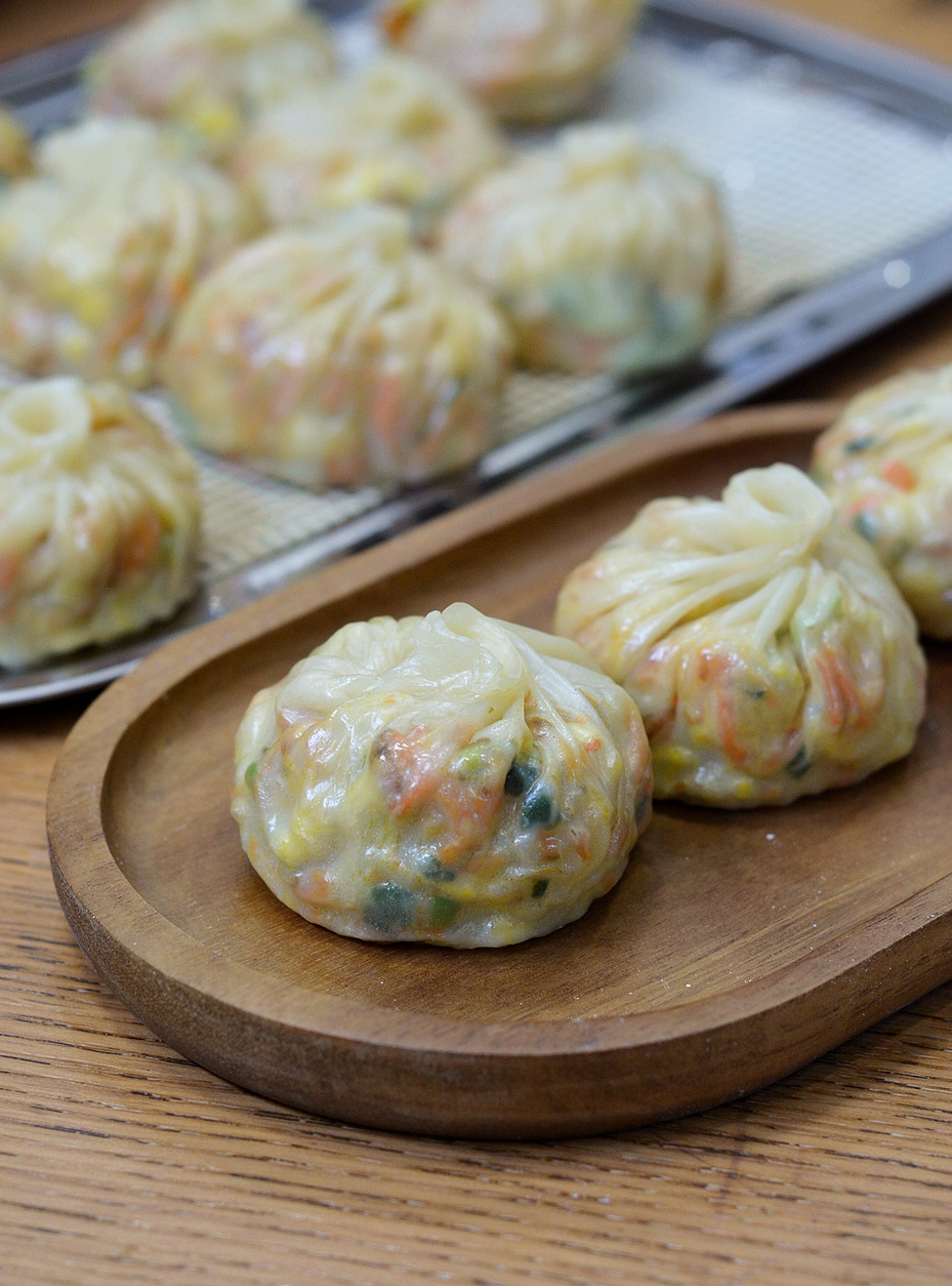 用饺子皮做的素馅包子，晶莹剔透香喷喷，这几样食材补钙又实惠