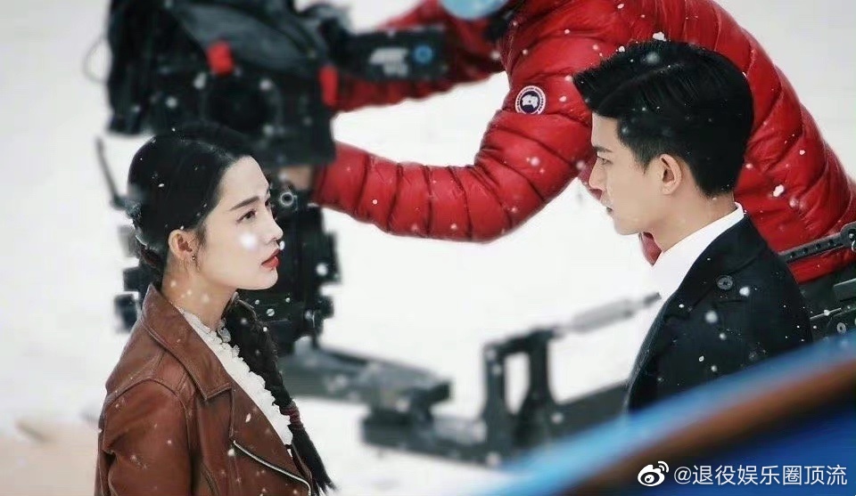 任嘉伦李沁请君雪中路透#任嘉伦李沁《请君》路透,雪中对视好罗曼蒂