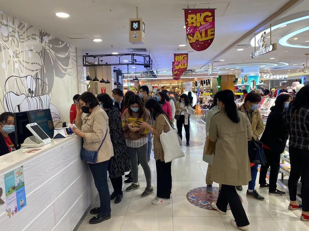 【直击】广州王府井百货停业前夕,现场人头攒动,街坊不舍休闲区蓝鸢梦想 - Www.slyday.coM 【直击】广州王府井百货停业前夕,现场人头攒动,街坊不舍休闲区蓝鸢梦想 - Www.slyday.coM