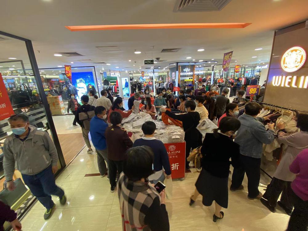 【直击】广州王府井百货停业前夕,现场人头攒动,街坊不舍休闲区蓝鸢梦想 - Www.slyday.coM 【直击】广州王府井百货停业前夕,现场人头攒动,街坊不舍休闲区蓝鸢梦想 - Www.slyday.coM