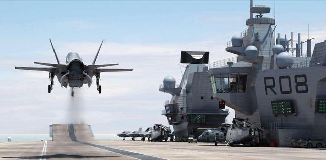 英国F35B事故录像曝光,刚离开航母就坠海了,真是红色挡板没取?休闲区蓝鸢梦想 - Www.slyday.coM 英国F35B事故录像曝光,刚离开航母就坠海了,真是红色挡板没取?休闲区蓝鸢梦想 - Www.slyday.coM