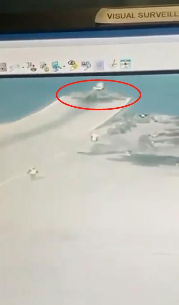 英国航母舰载机坠海瞬间曝光:滑跃起飞失败 一头扎海里休闲区蓝鸢梦想 - Www.slyday.coM 英国航母舰载机坠海瞬间曝光:滑跃起飞失败 一头扎海里休闲区蓝鸢梦想 - Www.slyday.coM