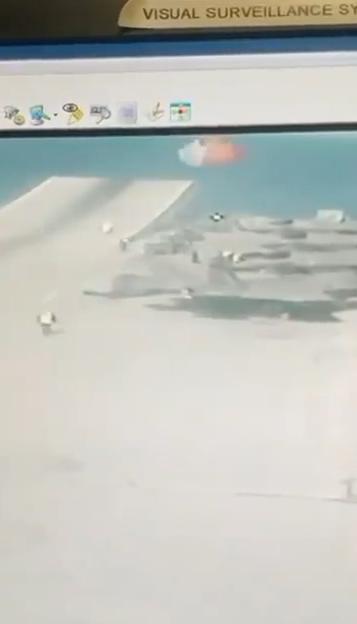 英国航母舰载机坠海瞬间曝光:滑跃起飞失败 一头扎海里休闲区蓝鸢梦想 - Www.slyday.coM 英国航母舰载机坠海瞬间曝光:滑跃起飞失败 一头扎海里休闲区蓝鸢梦想 - Www.slyday.coM