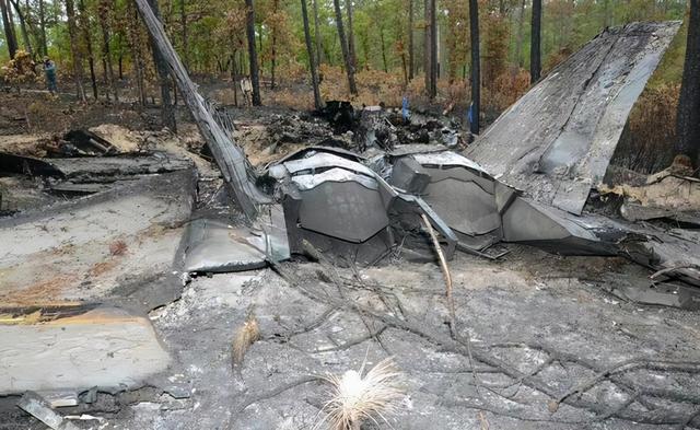 英国F35B事故录像曝光,刚离开航母就坠海了,真是红色挡板没取?休闲区蓝鸢梦想 - Www.slyday.coM 英国F35B事故录像曝光,刚离开航母就坠海了,真是红色挡板没取?休闲区蓝鸢梦想 - Www.slyday.coM