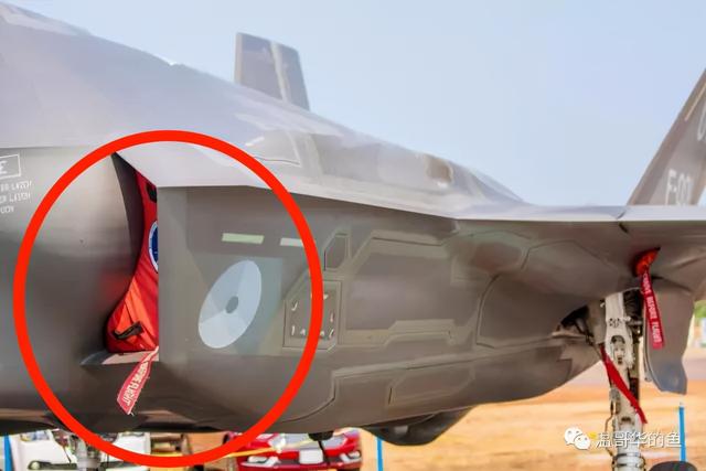 英国F35B事故录像曝光,刚离开航母就坠海了,真是红色挡板没取?休闲区蓝鸢梦想 - Www.slyday.coM 英国F35B事故录像曝光,刚离开航母就坠海了,真是红色挡板没取?休闲区蓝鸢梦想 - Www.slyday.coM