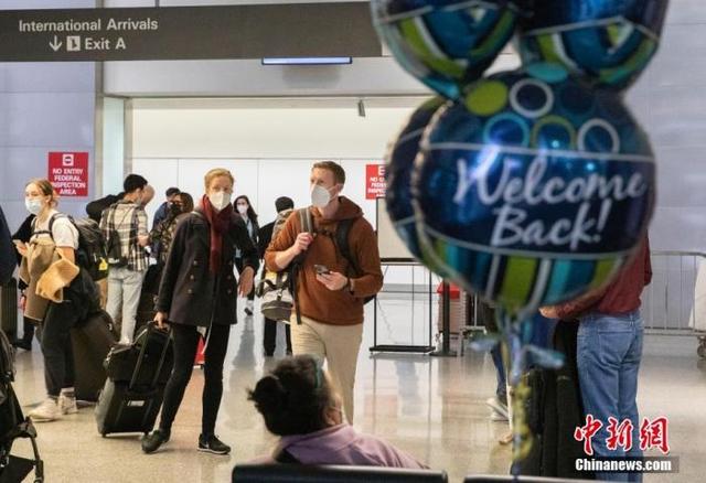 當地時間11月8日,旅客抵達美國加州舊金山國際機場的國際航班到達區域。美國8日起放寬入境限制,允許完成新冠疫苗全程接種的外國旅客乘坐國際航班或通過水陸口岸入境。 中新社記者 劉關關 攝