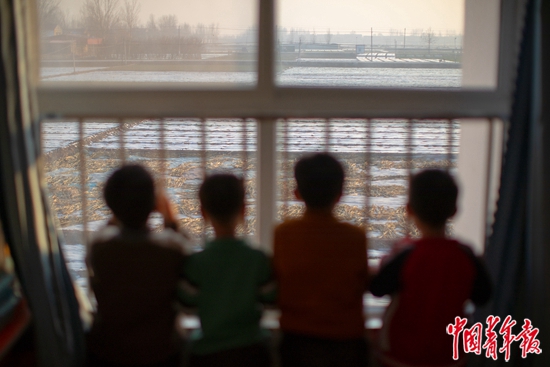 2019年12月13日，河北省邯郸市大名县营镇乡中心幼儿园，孩子们趴在教室的窗口。中青报·中青网记者 李隽辉/摄