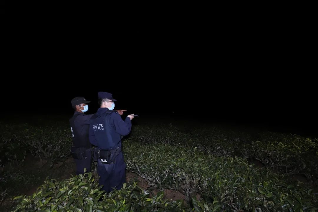 夜幕下,民警通过对边境小道进行巡视(李绍刚 摄)