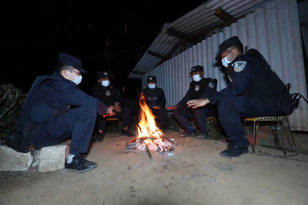 深夜,气温骤降,执勤点民警烤火取暖(李绍刚 摄)
