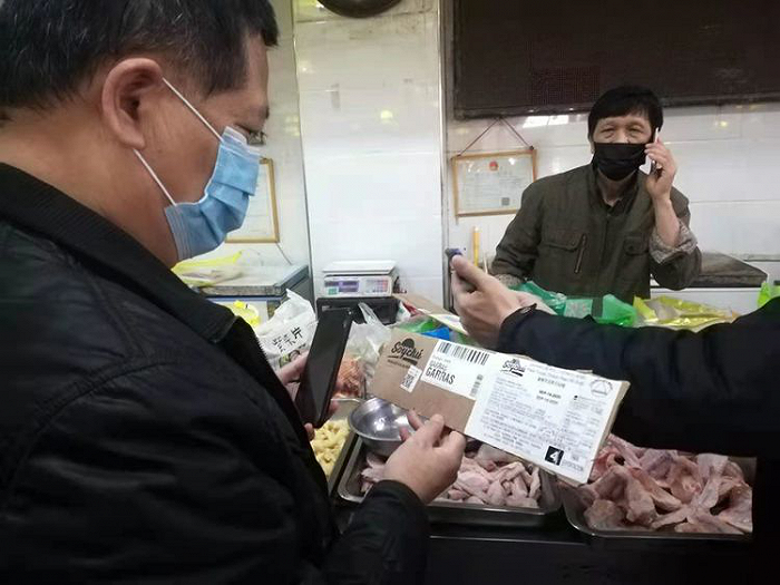 海口市市场监督管理局龙华分局开展监督检查工作。图片来源:海口市市场监督管理局