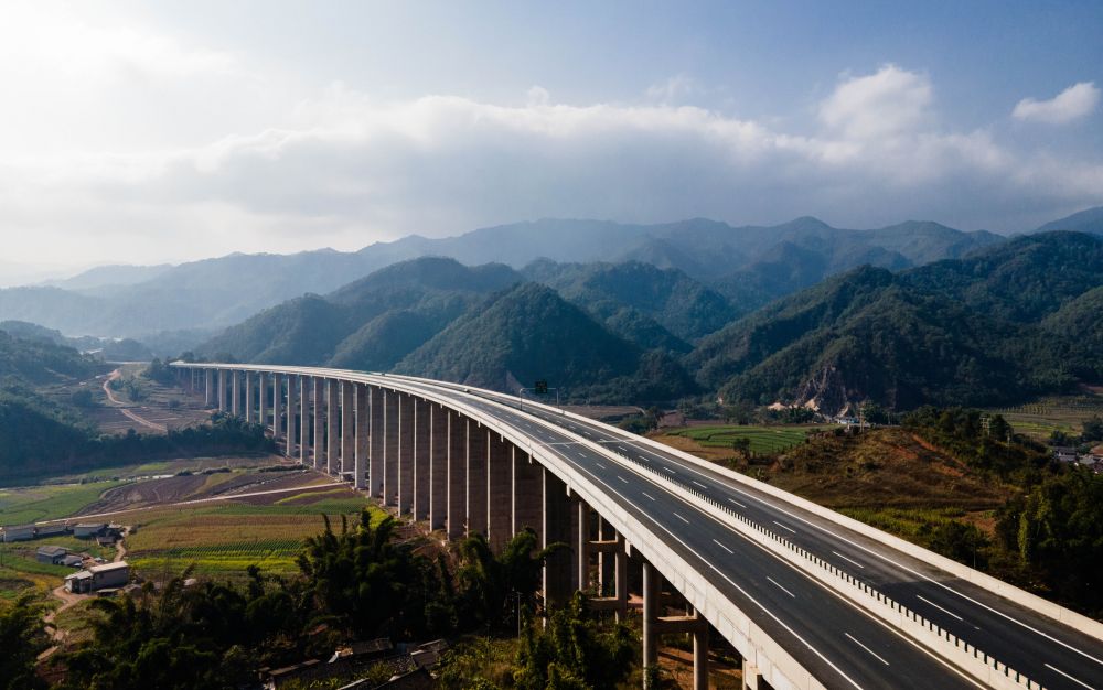 这是1月13日拍摄的云南省墨临高速公路文夺特大桥(无人机照片.
