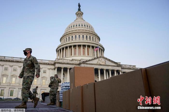 图为当地时间1月12日，美国华盛顿，国民警卫队成员抵达美国国会大厦。