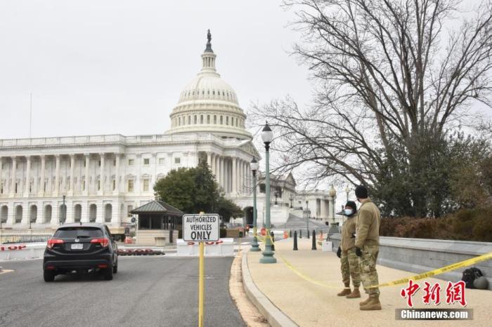 当地时间1月8日，美国国会大厦四周设置约2米高的黑色铁栅栏，国民警卫队也在周边巡逻，以加强安保。 中新社记者 沙晗汀 摄
