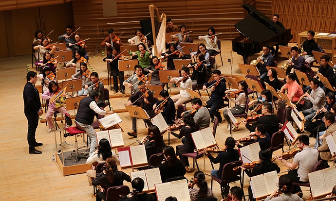 余隆和上海交响乐团在排练