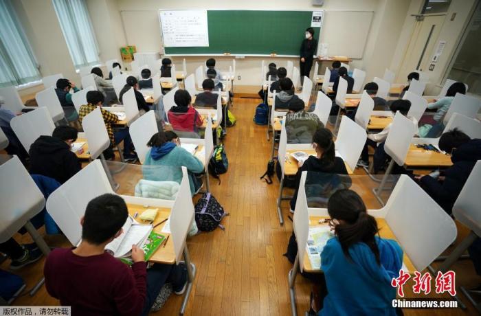 資料圖:當地時間2021年1月12日,日本琦玉縣,當地一所私立中學入學考試,考場教室因疫情設置隔板,保持社交距離。
