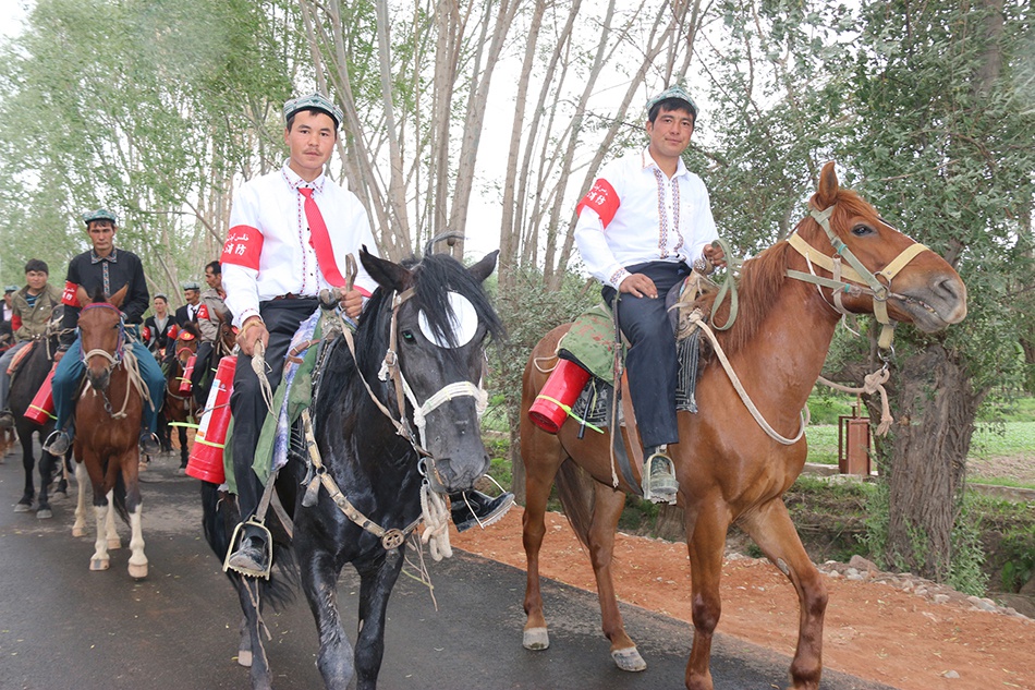博孜墩乡义务消防队队员们进行日常巡护本文图片均来自新疆消防救援总队