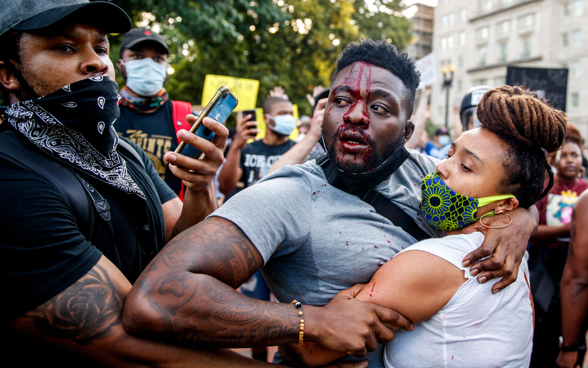 2020年5月30日,美国华盛顿白宫附近,“BLM(黑人的命也是命)”运动中的街头抗议人群。资料图片/IC photo